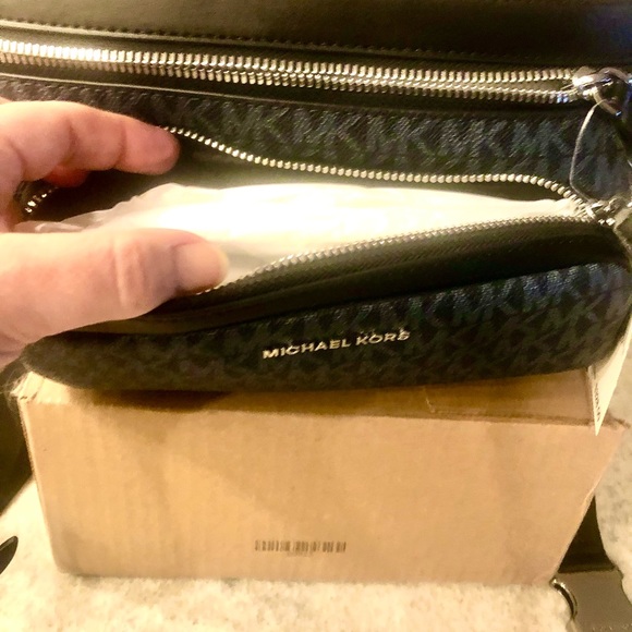 Micheal Kors Large Fanny Pack - Picture 5 of 10